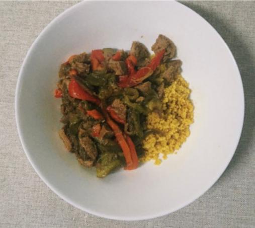 Cous cous al curry con verduras asadas y seitán